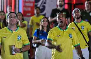 No evento Ginga BH, no bairro Buritis, em Belo Horizonte, torcedores acompanham o jogo entre Brasil e Crocia pelas quartas de final da Copa do Mundo