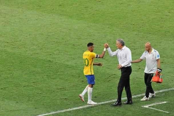 Neymar comemora segundo gol do Brasil sobre a Argentina no Mineiro