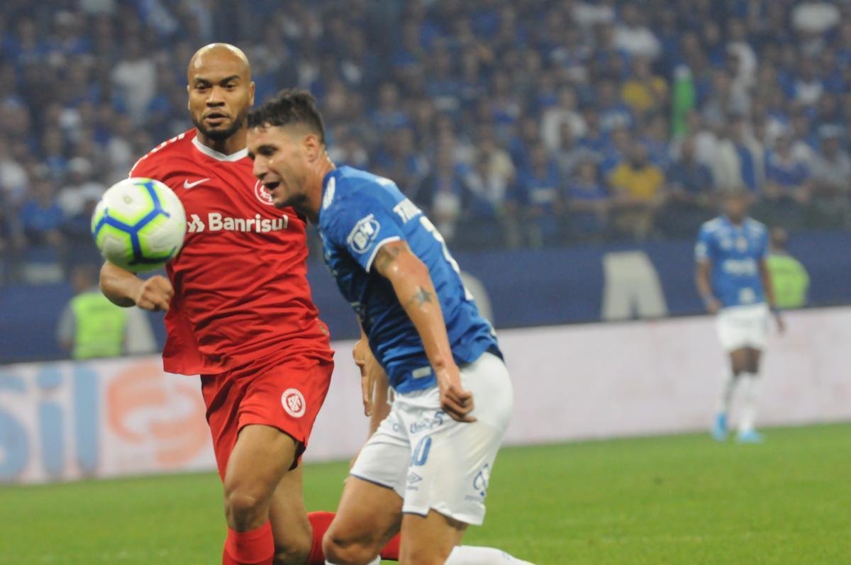 Fotos do primeiro tempo do duelo entre Cruzeiro e Internacional, no Mineiro, pela semifinal da Copa do Brasil