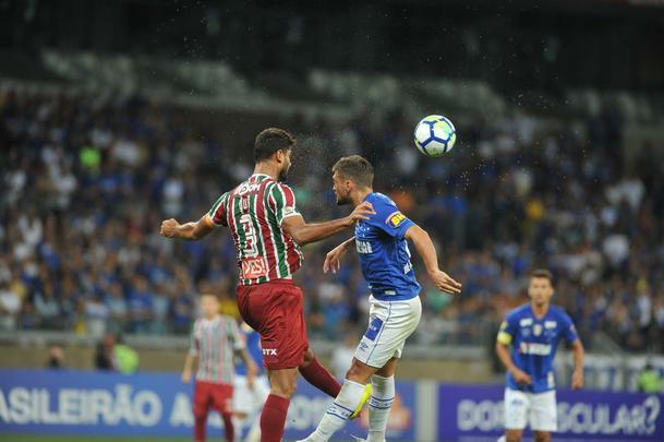 Cruzeiro derrotou Fluminense por 2 a 1, com gols de Raniel e Ayrton Lucas (contra); Henrique, tambm contra, descontou para os cariocas