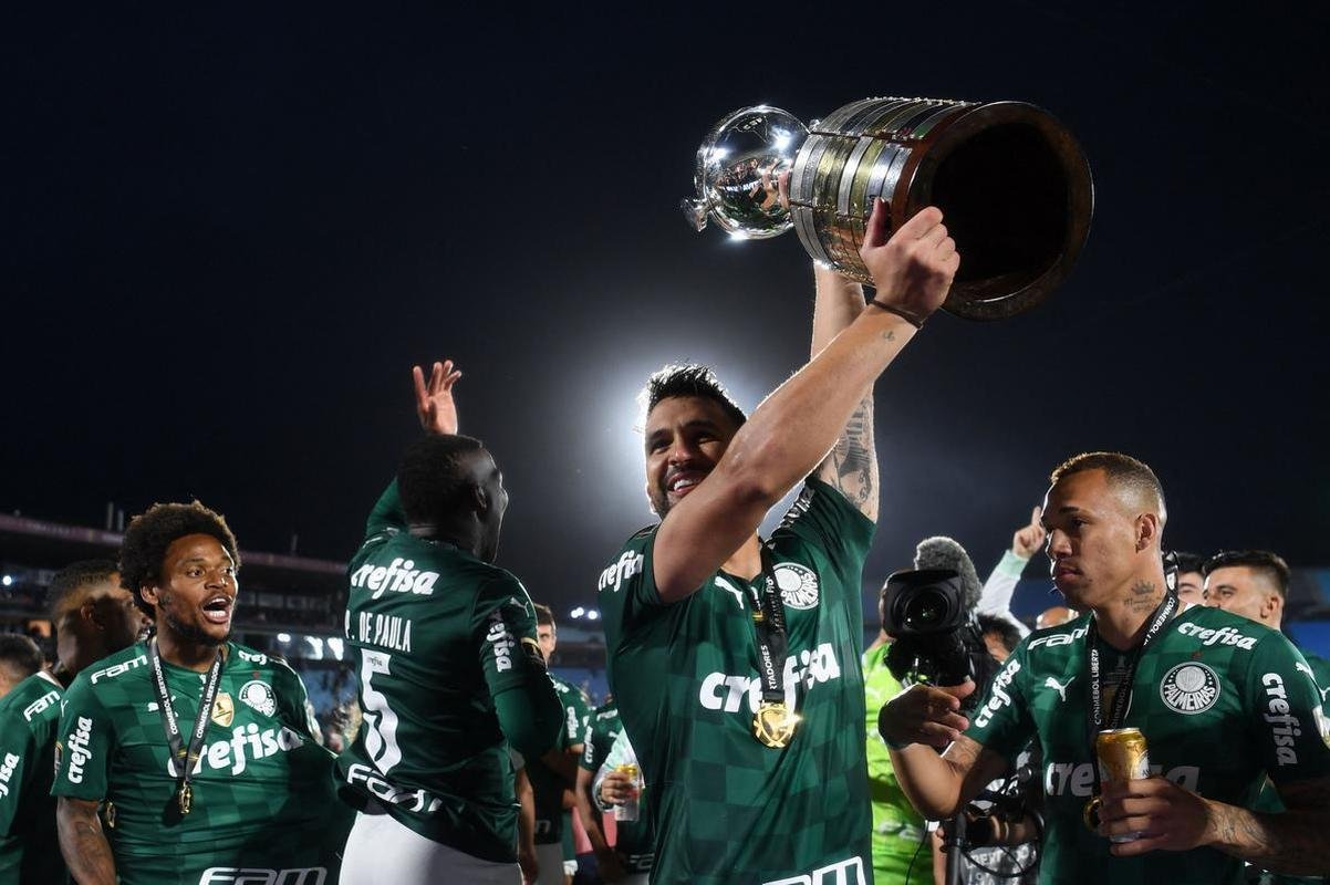 Fotos: festa dos jogadores do Palmeiras com a taa da Libertadores