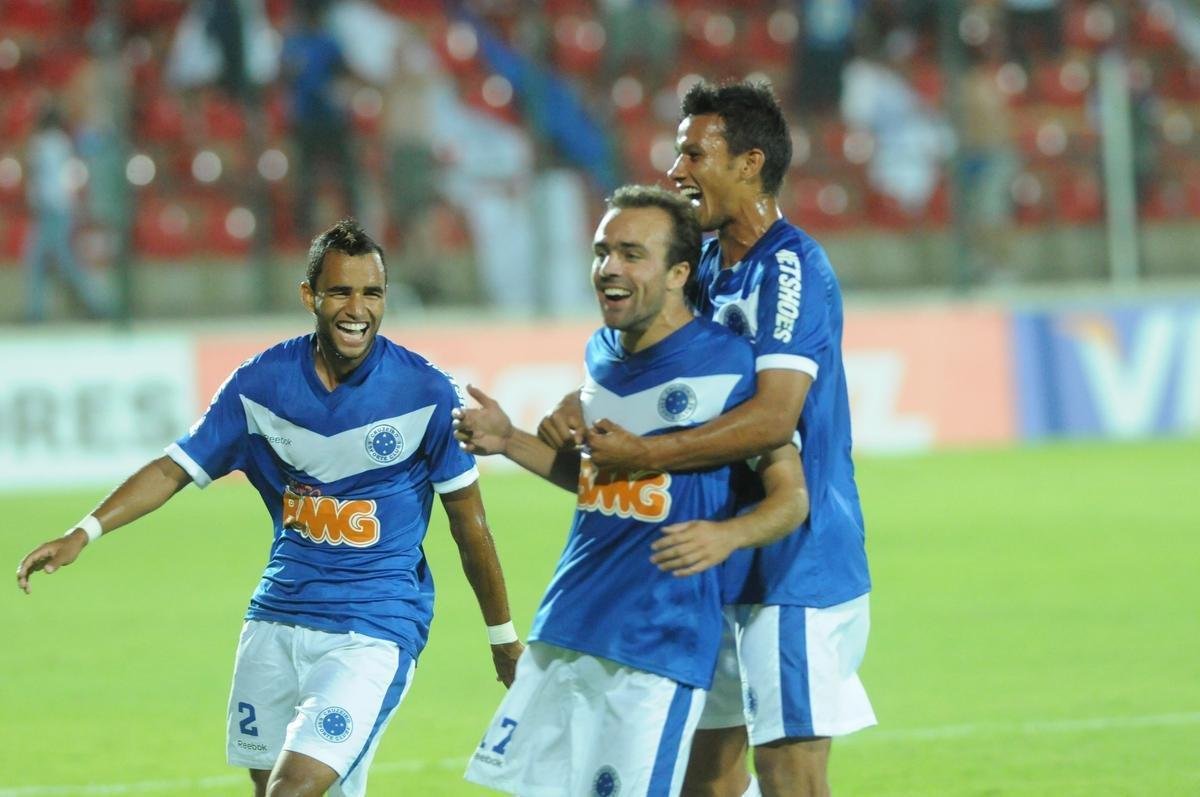 Na fase de grupos da Copa Libertadores de 2011, o Cruzeiro goleou o Estudiantes por 5 a 0, na Arena do Jacar, em Sete Lagoas. Os gols foram de Walyson, Montillo (dois, cada) e Roger. Foi a 'revanche' celeste contra o time argentino, de Juan Sebastin Vern, aps a perda da final da Libertadores em 2009, no Mineiro. 