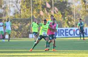 Depois de reunio com elenco e diretoria, Adilson Batista observou treino comandado por Drubscky no Amrica