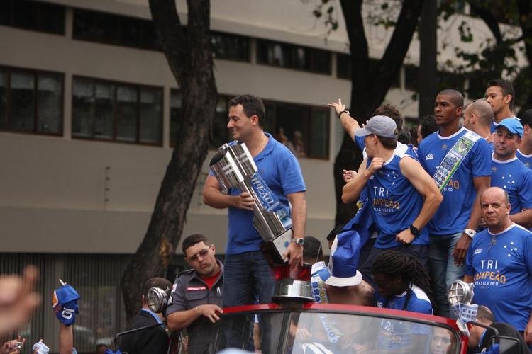 Depois de vencer o Vitria por 3 a 1 no Barrado, em Salvador, na noite de 13 de novembro de 2013, e confirmar o tricampeonato brasileiro, o Cruzeiro desembarcou em Confins numa quinta-feira e foi recebido por milhares de pessoas nas ruas de Belo Horizonte. O elenco desfilou em carro pela Avenida Antnio Carlos, pela Avenida Afonso Pena, no Centro, e foi em direo  sede do Barro Preto. Esta, sem dvida, foi a festa que envolveu o maior nmero de pessoas na capital mineira.