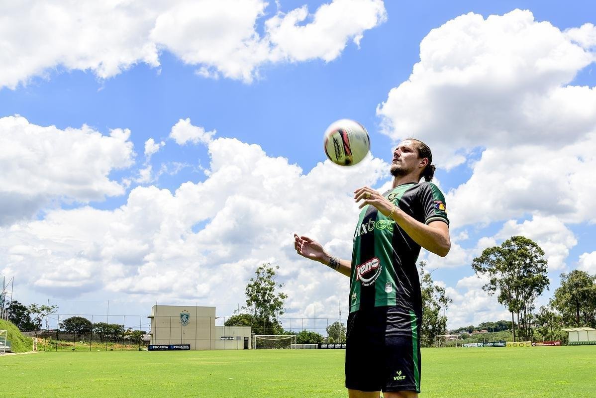 Zagueiro Iago Maidana, um dos nove refor�os do Am�rica para 2022, durante sua apresenta��o no CT Lanna Drumond, nesta quinta-feira (20)