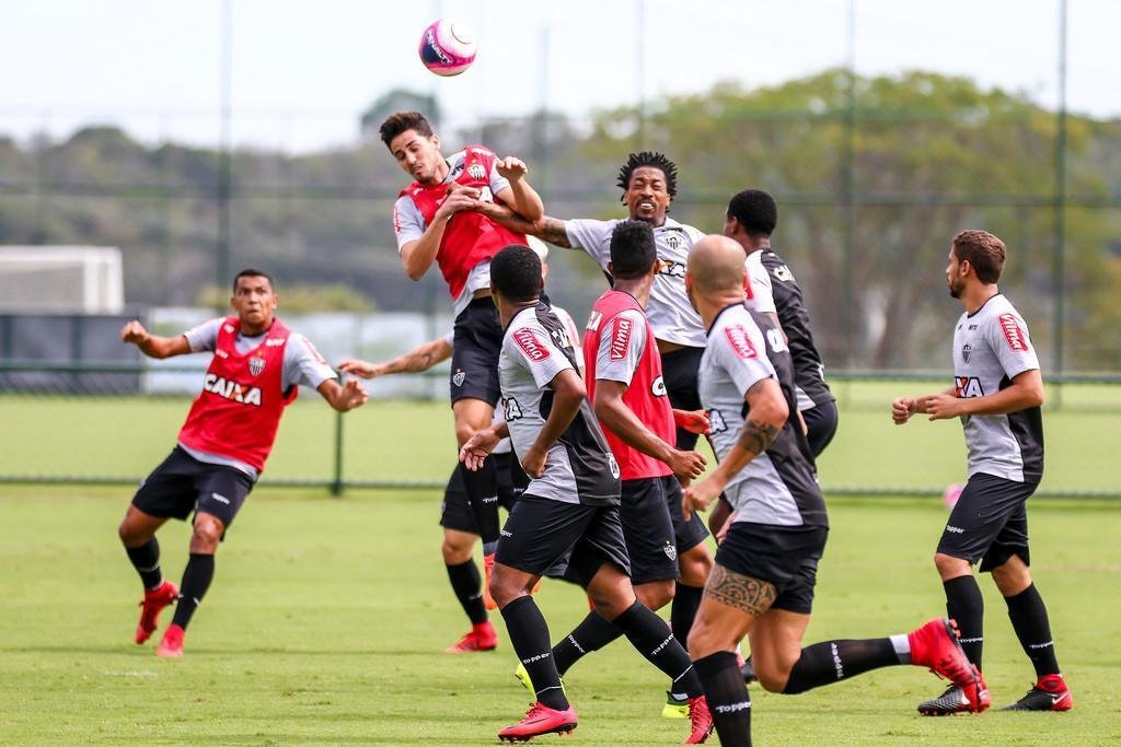 Imagens do treino coletivo comandado por Oswaldo de Oliveira