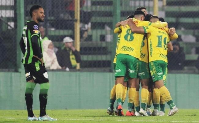 América sofre 'apagão' e perde para Defensa y Justicia na Sul-Americana 3 image