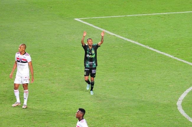 Ademir marcou dois gols na etapa final e colocou o Amrica em vatagem: 2 a 0