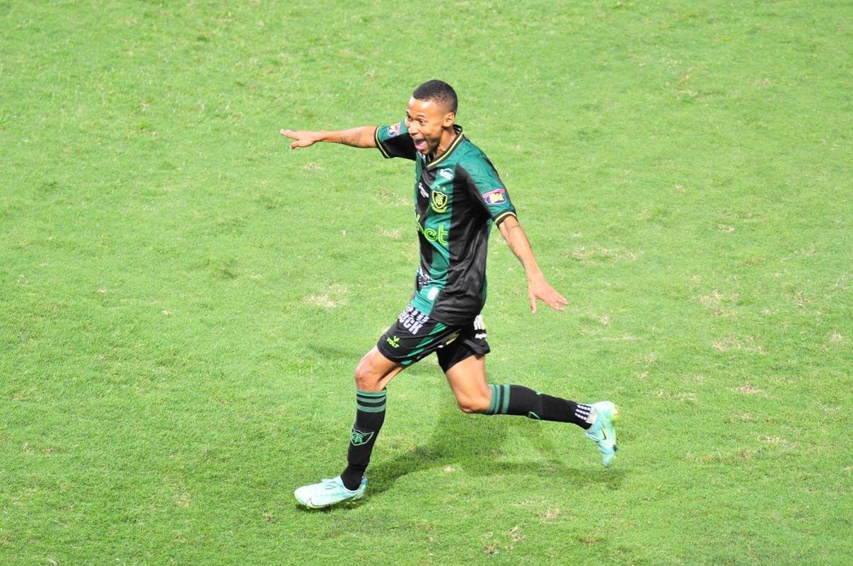 Ademir marcou dois gols na etapa final e colocou o Amrica em vatagem: 2 a 0