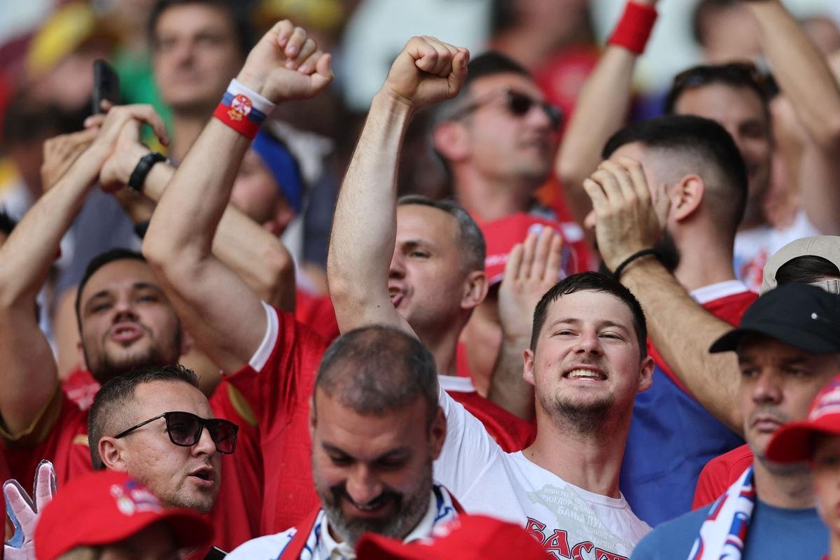 Torcedores de Camares e Srvia na partida pelo Grupo G da Copa do Mundo 