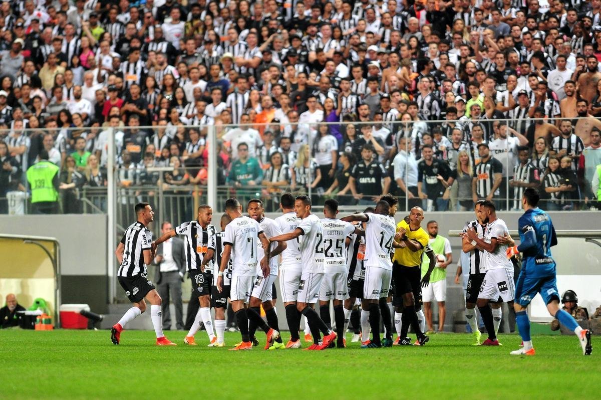 Fotos do primeiro tempo do duelo entre Atltico e Botafogo, no Independncia, pela Sul-Americana