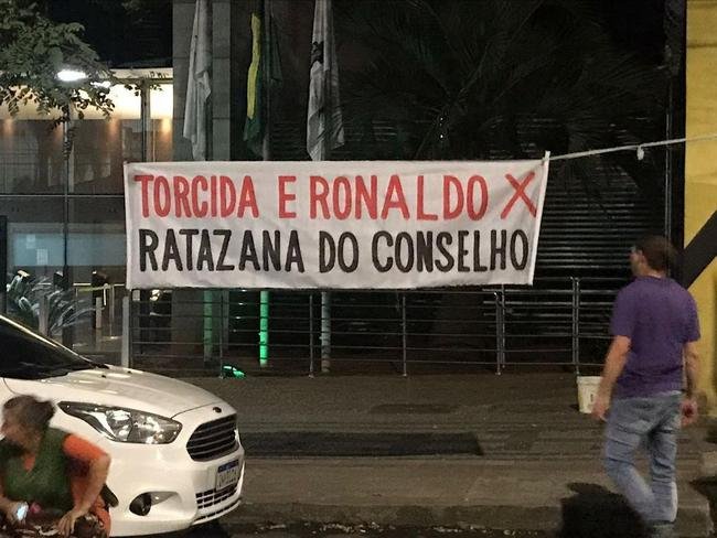 A favor da venda da SAF para Ronaldo, torcedores do Cruzeiro protestaram contra o Conselho Deliberativo do clube durante a apresentação da proposta do empresário, em evento na sede do Barro Preto