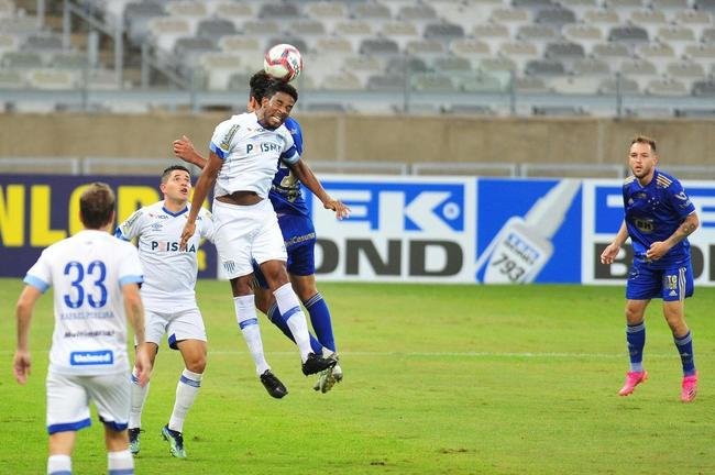 Com gols de Marcos Serrato e Renato (2), o Ava venceu o Cruzeiro por 3 a 0, neste sbado, no Mineiro, pela 12 rodada da Srie B