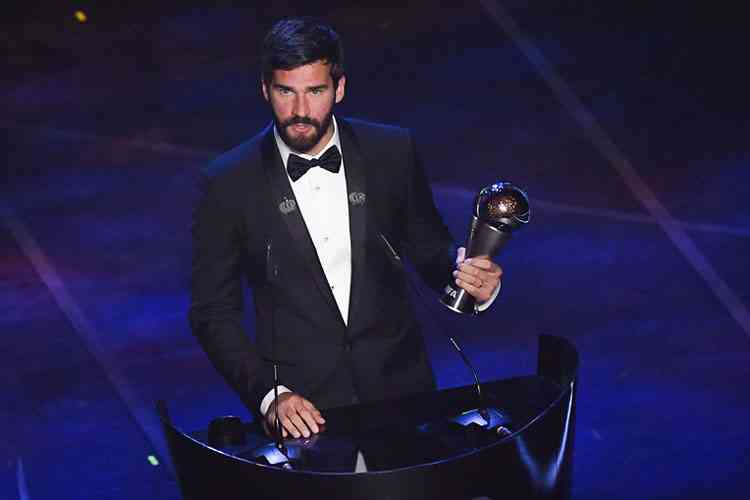 Com a Copa América, Alisson recebe o terceiro prêmio de melhor