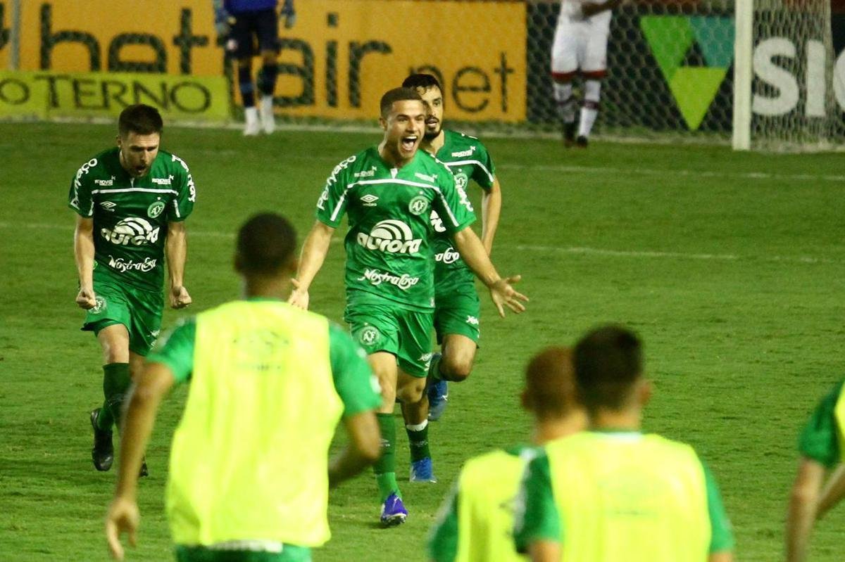 Nutico abriu o placar na segunda etapa com Kieza e quando a partida se encaminhava para mais uma vitria Timbu em seus domnios, a Chapecoense empatou aos 48 minutos do segundo tempo