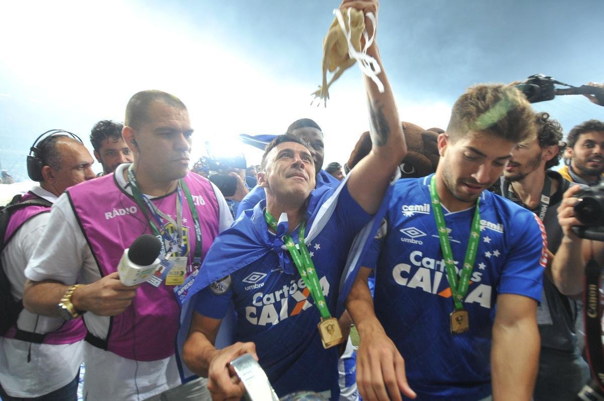 Depois da vitria por 5 a 3 nos pnaltis, que teve Fbio como heri, jogadores e comisso tcnica comemoraram muito no gramado do Mineiro. Capito Henrique ergueu a taa do penta no Gigante