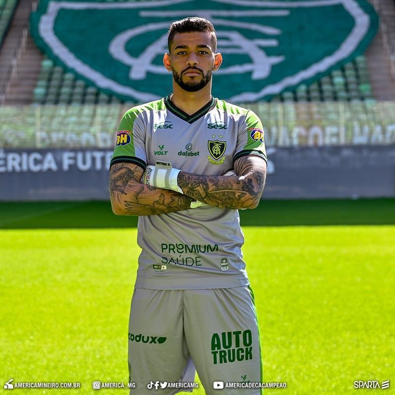 Jori posa com o novo uniforme 3 (goleiro)