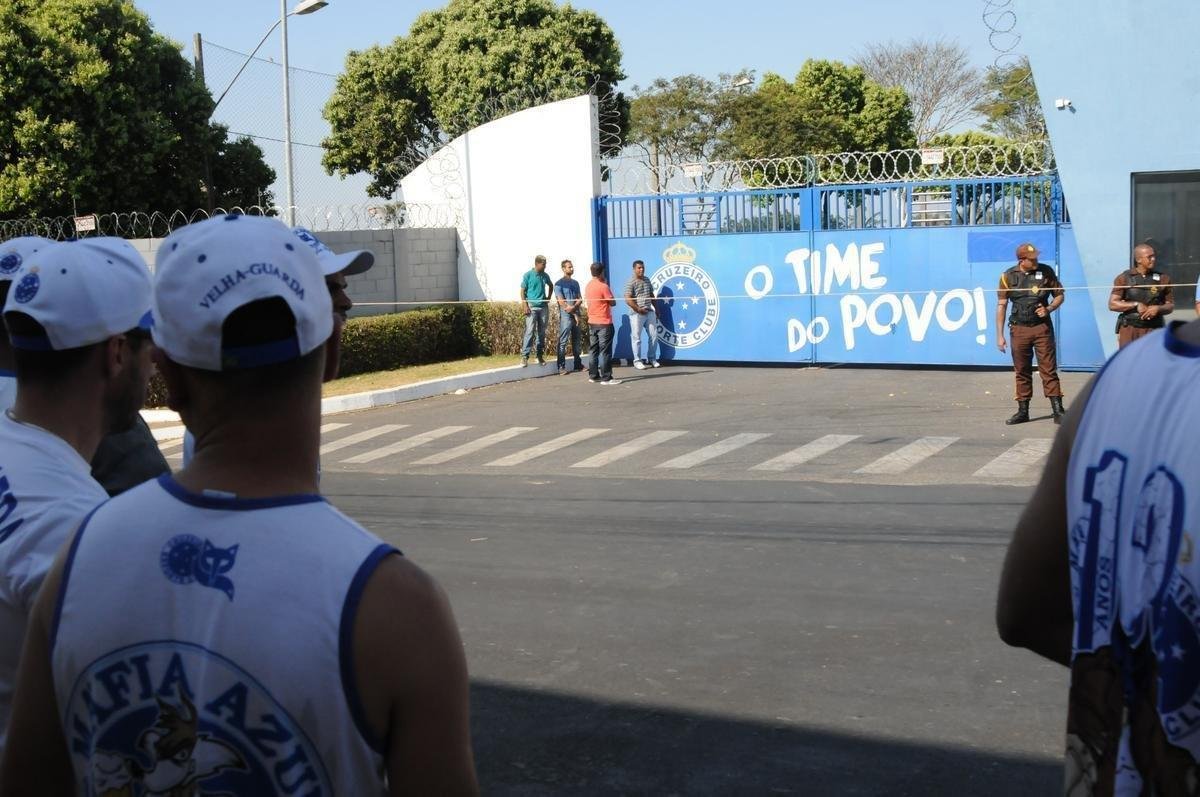 Integrantes da Mfia Azul protestaram na tarde desta tera, na porta da Toca II