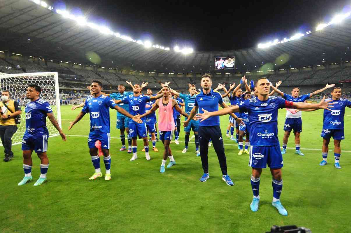 Time e comissão técnica do Cruzeiro festejaram vitória sobre o Brusque, por 1 a 0, com torcedores no Mineirão. Técnico Paulo Pezzolano entrou no clima e vibrou com o triunfo pela segunda rodada da Série B