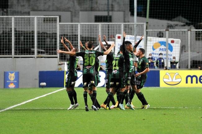 Felipe Azevedo abriu o placar para o Amrica sobre o Grmio: 1 a 0