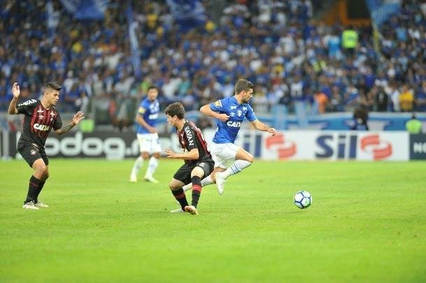 Lances do primeiro tempo do duelo entre Cruzeiro e Atltico, no Mineiro, pelas oitavas de final da Copa do Brasil