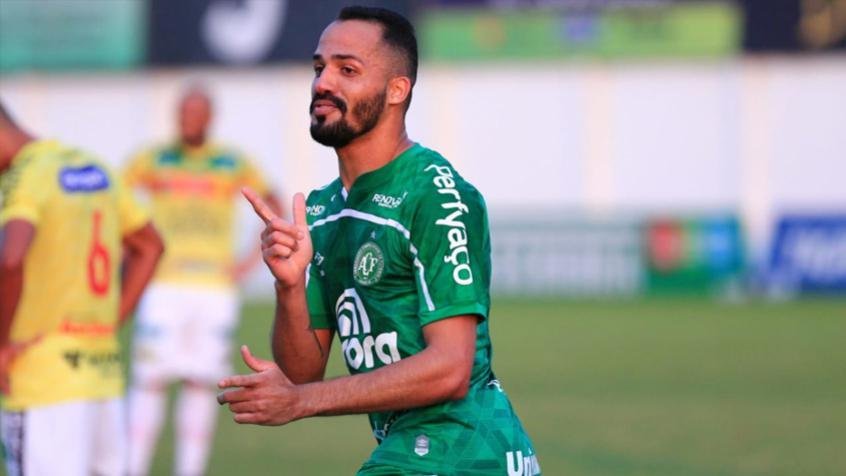 O atacante Anselmo Ramon marcou 10 gols em 34 jogos pela Chapecoense, que subiu  primeira diviso com o ttulo da Srie B, com 73 pontos.