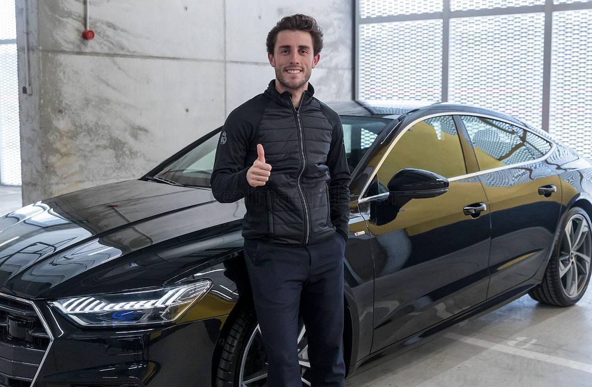 Jogadores do Real Madrid receberam, nesta segunda-feira, carros de presente de uma montadora alem; veja as mquinas!