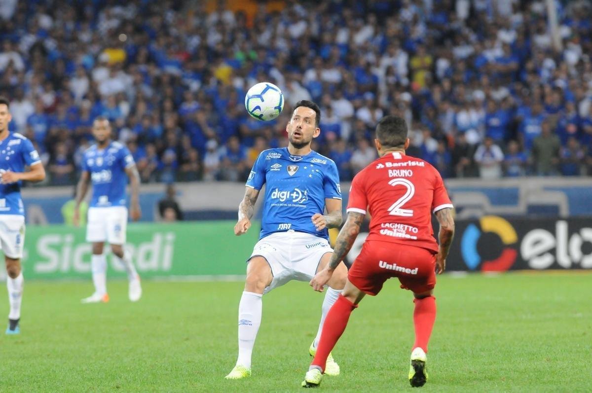 Fotos do primeiro tempo do duelo entre Cruzeiro e Internacional, no Mineiro, pela semifinal da Copa do Brasil