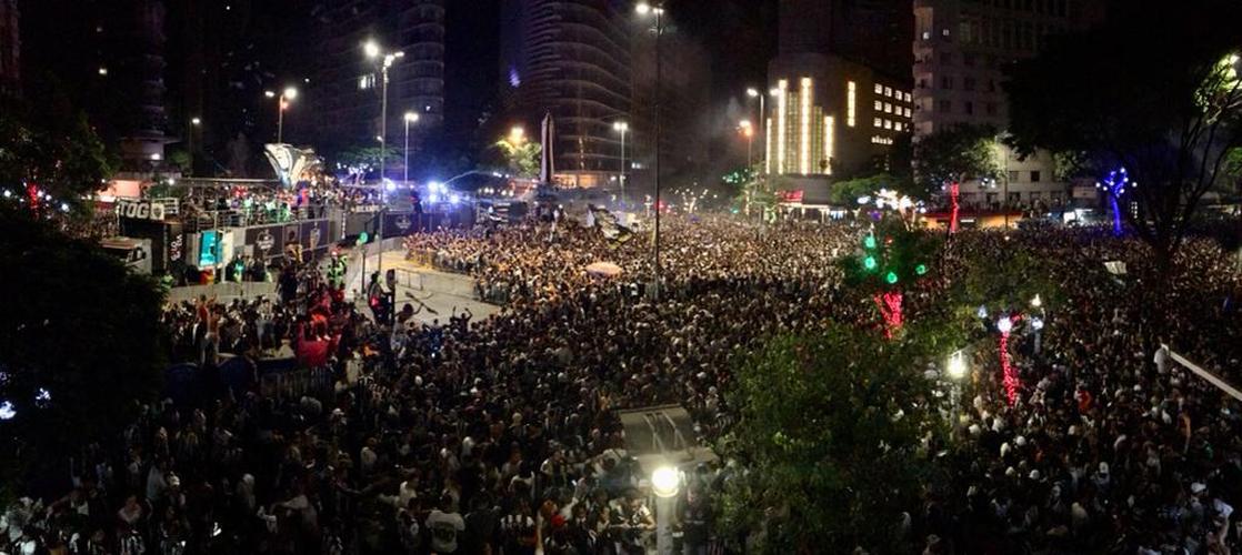 Praça Sete, no Centro de BH, tomada por atleticanos na festa do título brasileiro