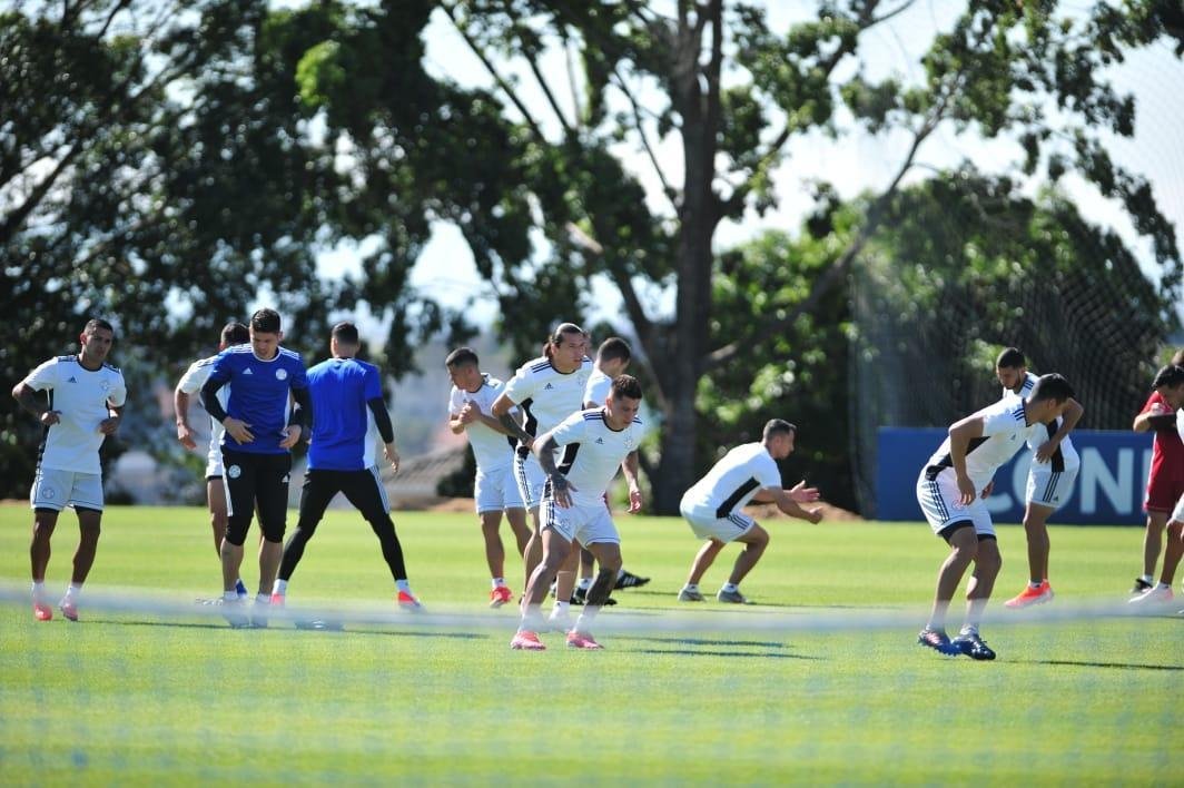 Seleo Paraguaia treina na Toca da Raposa 2