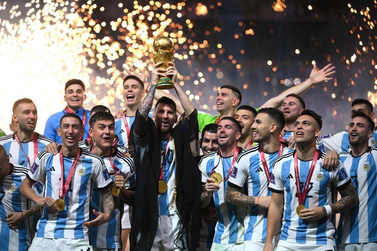 Messi ergue a taa de campeo da Copa do Mundo! Festa da Argentina no Estdio Icnico de Lusail, no Catar, com o tricampeonato mundial