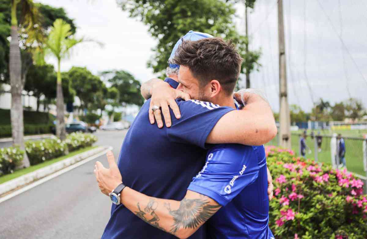 Rafael Sobis se juntou ao elenco do Cruzeiro neste sbado, na Toca da Raposa II, em BH. Jogador conversou com companheiros e recebeu um abrao do tcnico Luiz Felipe Scolari.