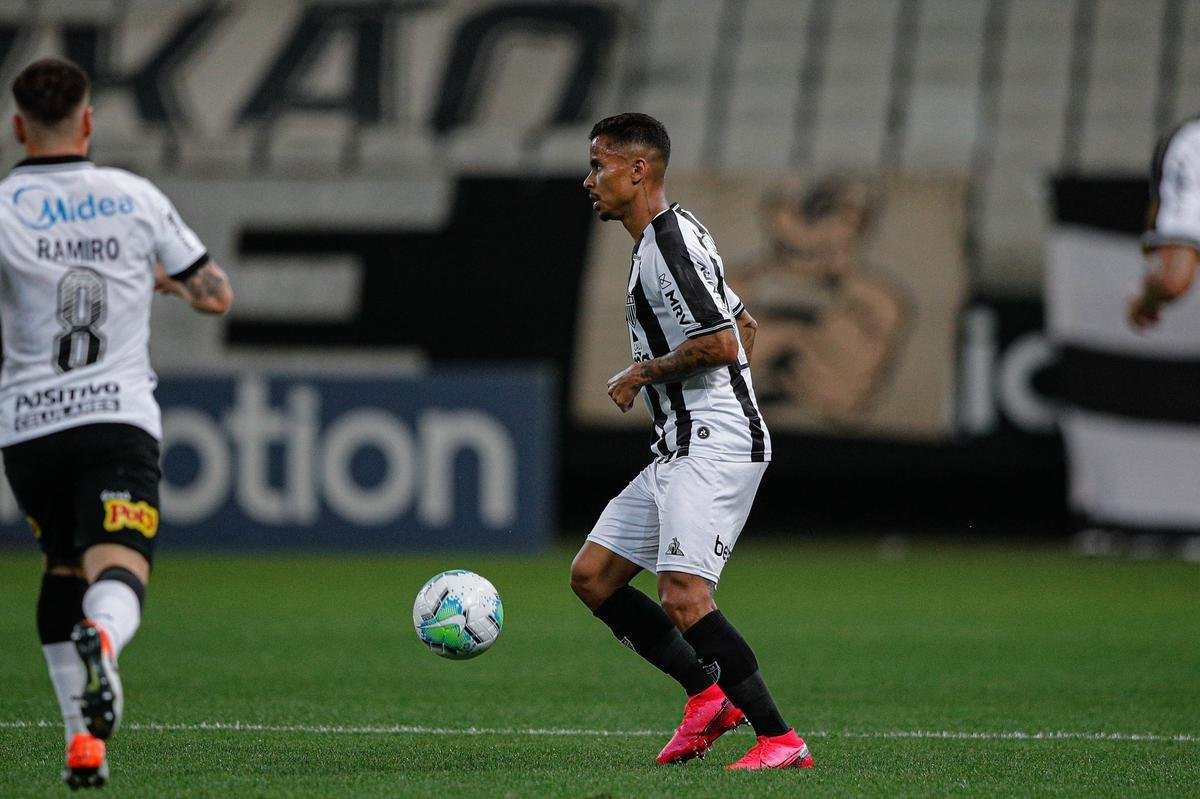 O Atltico venceu Corinthians de virada, por 2 a 1, neste sbado, em So Paulo, pela 21 rodada do Campeonato Brasileiro. Os gols alvinegros foram marcados por Guilherme Arana e Marrony. Matheus Dav balanou a rede para o Timo.