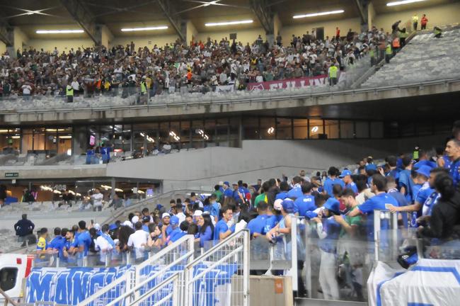 Fotos da torcida do Cruzeiro na partida de volta das oitavas de final da Copa do Brasil, contra o Fluminense, no Mineiro (Juarez Rodrigues/EM/DAPress)