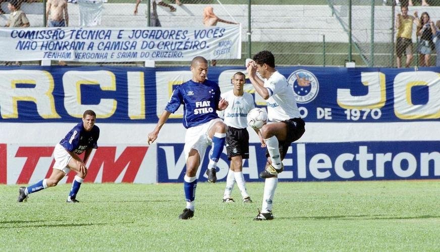 De meados de 2002 at o meio de 2003, o Cruzeiro seguiu com a Topper e a Fiat. A nova linhagem tinha as estrelas 'soltas' novamente, com a camisa predominantemente azul. A camisa branca tinha faixa azul na lateral. A nica mudana dessa camisa de 2002 para 2003, ano das conquistas de Campeonato Mineiro, Copa do Brasil e Campeonato Brasileiro, sendo considerada a Trplice Coroa, foi a forma do nmero, que deixou de ser arredondada para quadrada.
