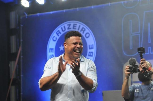 Ronaldo levou cruzeirenses de Conselheiro Lafaiete ao delrio ao participar da Caravana do Cruzeiro nesta quarta-feira (26). Fenmeno esteve acompanhado no palco de Pedro Loureno, patrocinador do clube, e ganhou msica nova produzida pelo rapper Das Quebradas