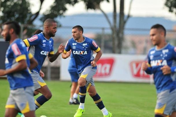 Cruzeiro teve volta de argentino, e Mano Menezes esboou equipe titular para pegar o Sport