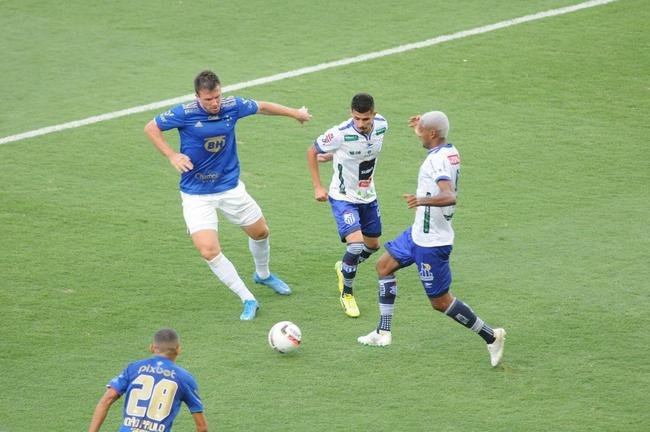 Cruzeiro goleou URT por 3 a 0 no Independncia com gols de Thiago, Machado e Edu em sua estreia no Mineiro. Ronaldo, dono da SAF, assistiu  partida no Horto. Duelo marcou estreia do tcnico uruguaio Paulo Pezzolano