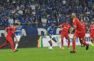 Fotos do primeiro tempo do duelo entre Cruzeiro e Internacional, no Mineiro, pela semifinal da Copa do Brasil