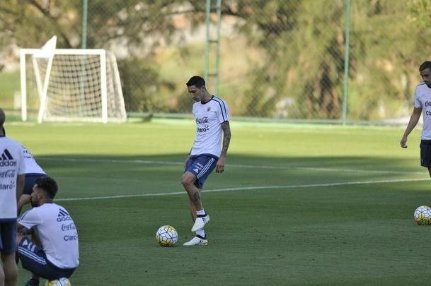 Seleo Argentina treinou nesta tera na Cidade do Galo com Lionel Messi. O craque cobrou faltas, afiou a pontaria e, em seguida, deixou a atividade mais cedo para se poupar. Na parte final, o tcnico Bauza orientou um trabalho em campo reduzido