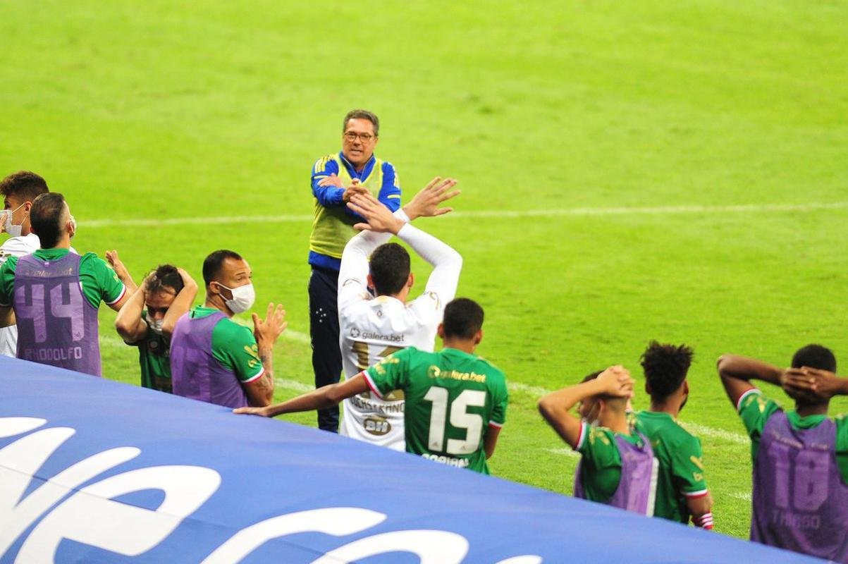 Fotos do jogo entre Cruzeiro e Confiana pela Srie B. Jogo  em Belo Horizonte marcou a volta da torcida cruzeirense ao Mineiro aps meses de ausncia devido  pandemia da COVID-19