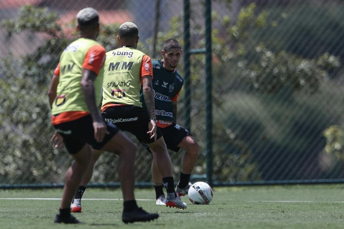 Com seriedade, mas tambm descontrao, o Atltico treinou sob sol forte na manh desta sexta-feira (21), na Cidade do Galo, em Vespasiano. Este foi o quinto dia de pr-temporada para o clube mineiro em 2022, sob o comando do tcnico argentino Antonio 'El Turco' Mohamed. Novas baixas, o volante Allan e o atacante Keno testaram positivo para COVID-19 e no participaram das atividades (ambos cumprem perodo de sete dias de isolamento social).