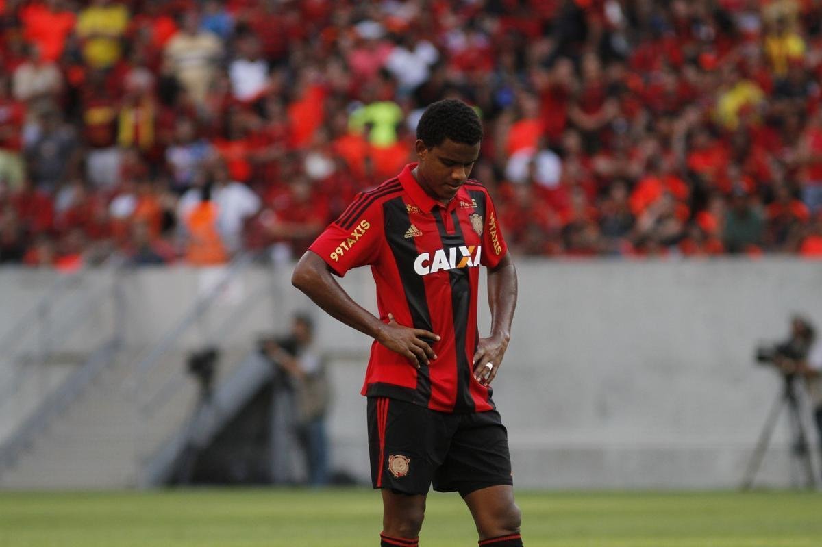 Em 2015, a Adidas seguiu inovando no Sport. O clube voltou a vestir uma camisa rubro-negra em linhas verticais. A ltima vez havia sido nos anos 1930. Com o uniforme, a equipe fez a sua melhor campanha na Srie A dos pontos corridos e terminou na sexta posio. 