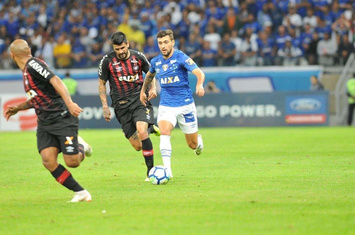 Lances do primeiro tempo do duelo entre Cruzeiro e Atltico, no Mineiro, pelas oitavas de final da Copa do Brasil