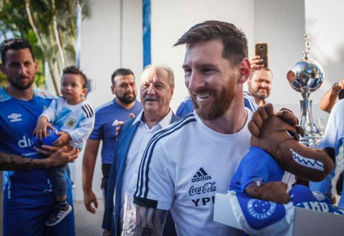 Messi foi recepcionado por Lucas Romero e Ariel Cabral, e ganhou kit do clube para a famlia