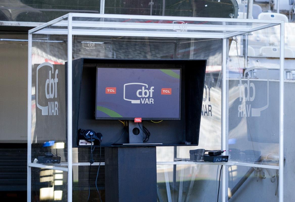 Com estreia marcada para o Mineiro na noite desta quarta-feira, no jogo entre Cruzeiro e Santos, pela Copa do Brasil, o VAR (rbitro de vdeo) foi testado em treino da equipe Sub-20 do clube celeste na tarde desta tera-feira. A equipe de juzes foi liderada por Rodolpho Toski Marques, que tambm ser o responsvel no duelo entre mineiros e paulistas. A iniciativa realizada faz parte das exigncias da FIFA para que a utilizao do VAR seja homologada no estdio. Durante as atividades, foram revisados lances de pnalti, impedimentos e aplicao de cartes, dentre outras situaes de jogo