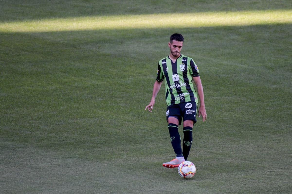 Lucas Kal, zagueiro, contratado no período em que Conceição treinou o América