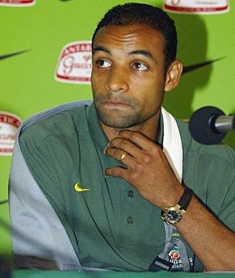 Copa do Mundo de 2002 (Coreia do Sul/Japão) - Beneficiado na França, Emerson foi vítima do azar quatro anos depois. Durante um treino recreativo, o volante jogava como goleiro, caiu de mau jeito e teve uma luxação no ombro direito. Felipão convocou Ricardinho para o seu lugar.