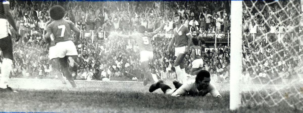 Pela fase de grupos da Libertadores de 1976, Cruzeiro e Internacional realizaram um 'espetculo' no Mineiro. O jogo  considerado, para muitos, o melhor da histria do estdio.  O time celeste venceu por 5 a 4. Palhinha marcou os dois primeiros gols do Cruzeiro. Lula descontou para o Colorado. Joozinho, fez 3 a 1. Foram quatro gols em apenas 21 minutos de partida. Valdomiro anotou o segundo para os gachos, ainda na primeira etapa. Z Carlos mandou para a prpria rede: 3 a 3. Joozinho anotou o quarto gol celeste, e Ramon empatou novamente. Nelinho, em 'pancada' de pnalti, e decretou a grande vitria do Cruzeiro: 5 a 4. 