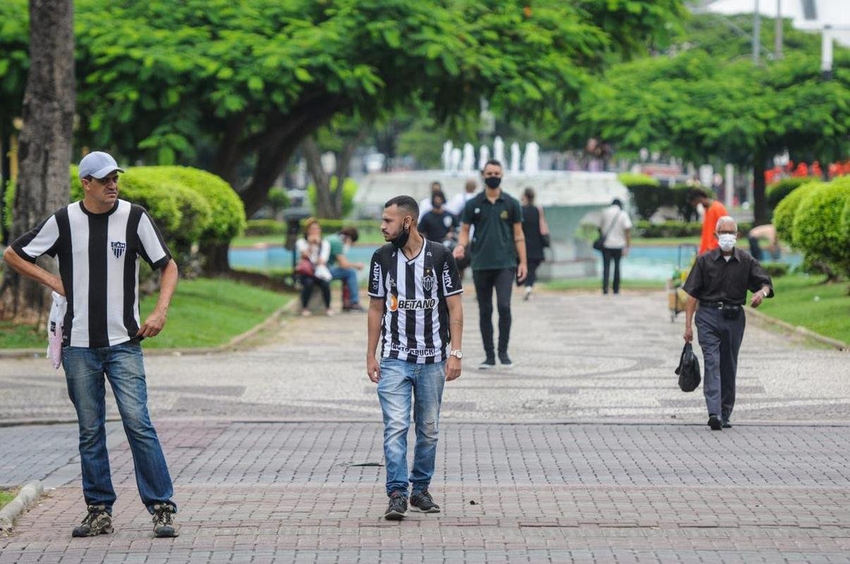 Fotos de atleticanos nas ruas de BH na manh desta segunda-feira (29/11)
